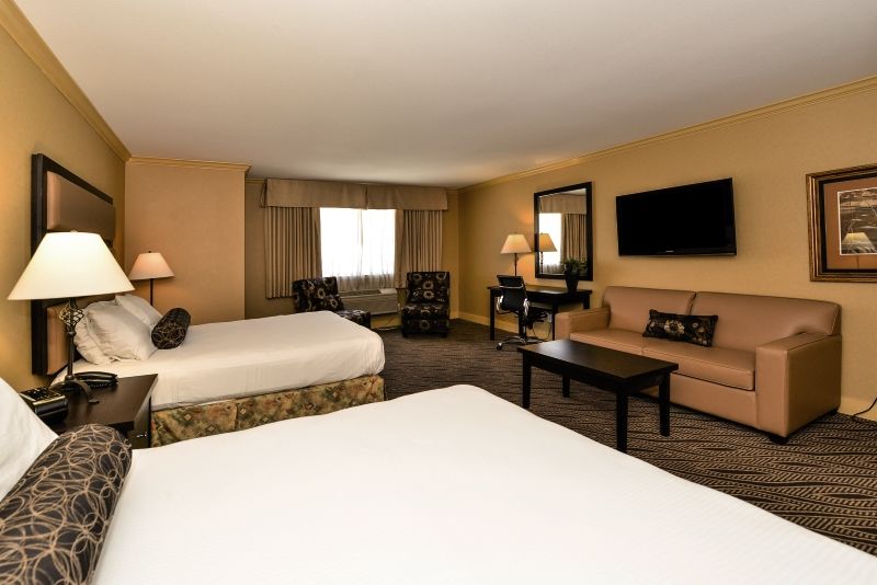 Prestige Inn Golden Exterior photo